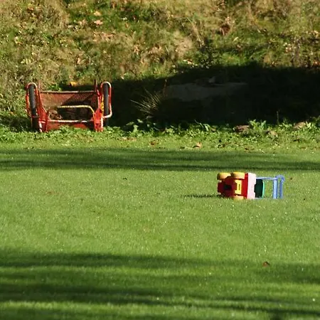 克里斯卡阿帕特曼尼酒店 *